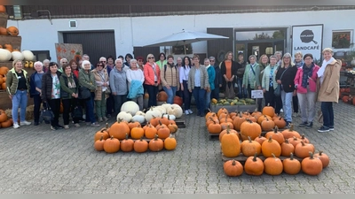 Der Katholische Frauenbund Neustadt inmitten der prachtvollen Kürbisse. (Bild: Heiner Schreyer)