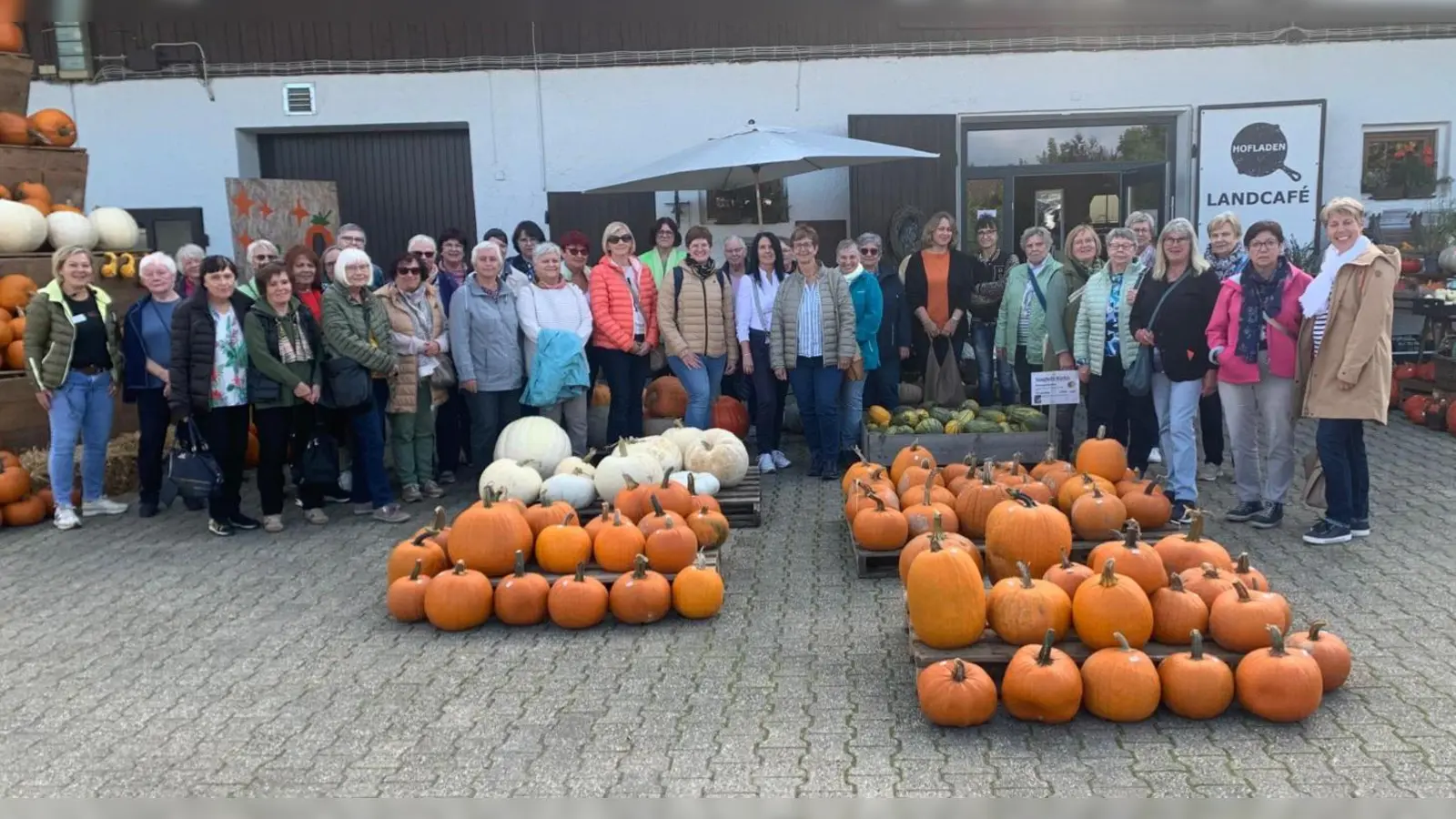 Der Katholische Frauenbund Neustadt inmitten der prachtvollen Kürbisse. (Bild: Heiner Schreyer)