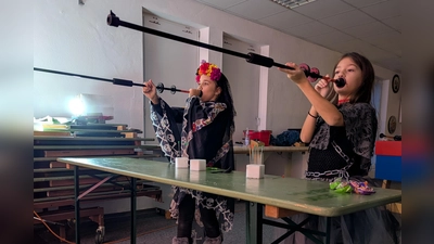 Halloween beim Blasrohr schießen <br> (Bild: Lisa Stepper)