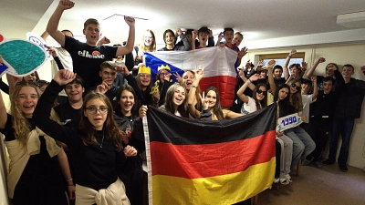 Die beteiligten Schülerinnen und schüler der beiden Schulen. (Bild: Ulrike Wirth)