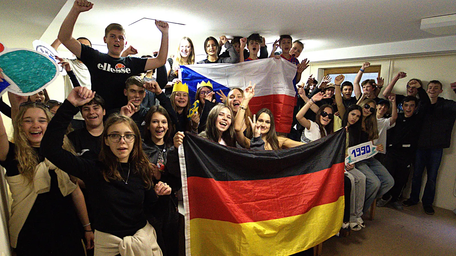 Die beteiligten Schülerinnen und schüler der beiden Schulen. (Bild: Ulrike Wirth)