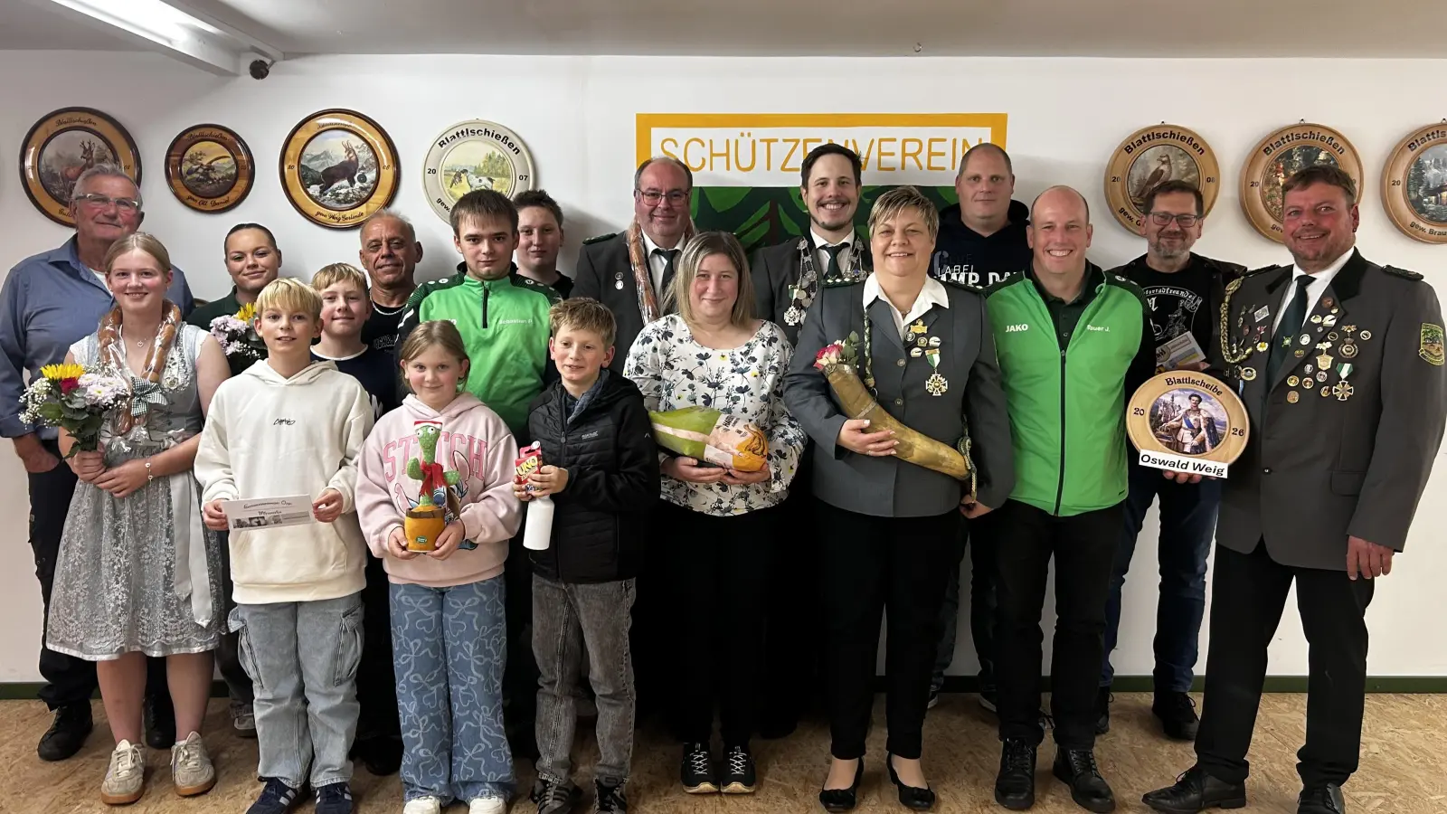 Die neuen Könige mit den Gewinnern. (Bild: Paula Zant)