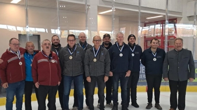 Die drei Erstplatzierten v. l. FC Kaltenbrunn, SF Kondrau, ATS Mitterteich, 2. Bürgermeister Johann Brandl (Bild: Franz Heinrich)