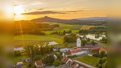 Einen Blick auf Trabitz aus der Vogelperspektive wirft Hobby Fotograf Günter Klein. Die Aufnahme ist im Juliblatt des Heimatkalender 2027 zu finden. (Bild: Günter Klein)