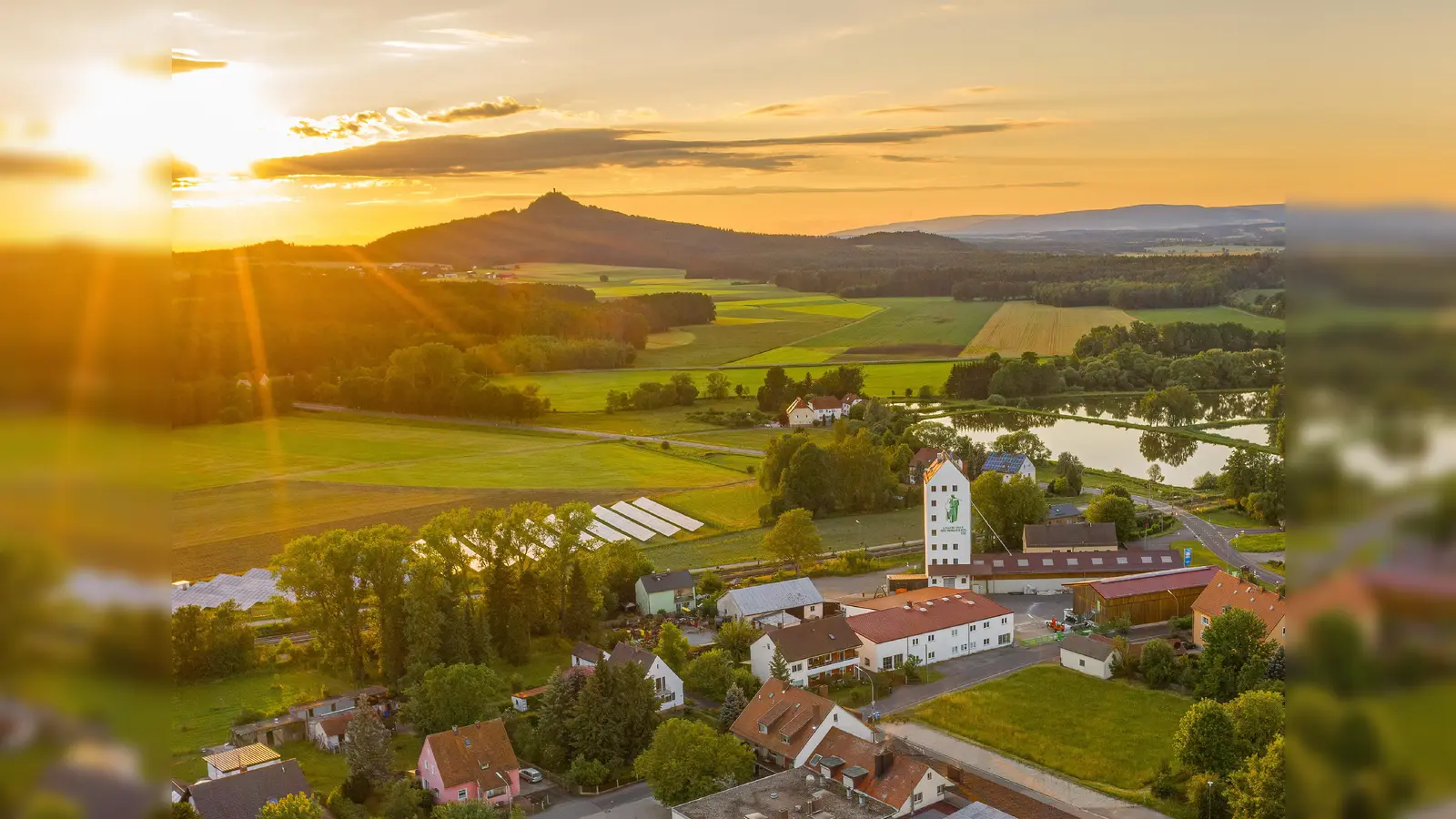 Einen Blick auf Trabitz aus der Vogelperspektive wirft Hobby Fotograf Günter Klein. Die Aufnahme ist im Juliblatt des Heimatkalender 2027 zu finden. (Bild: Günter Klein)