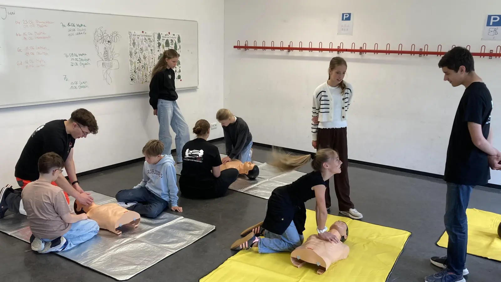 Schülerinnen und Schüler der 6. Klassen lernen wichtige Maßnahmen der Ersten Hilfe kennen. (Bild: Tobias Lang)