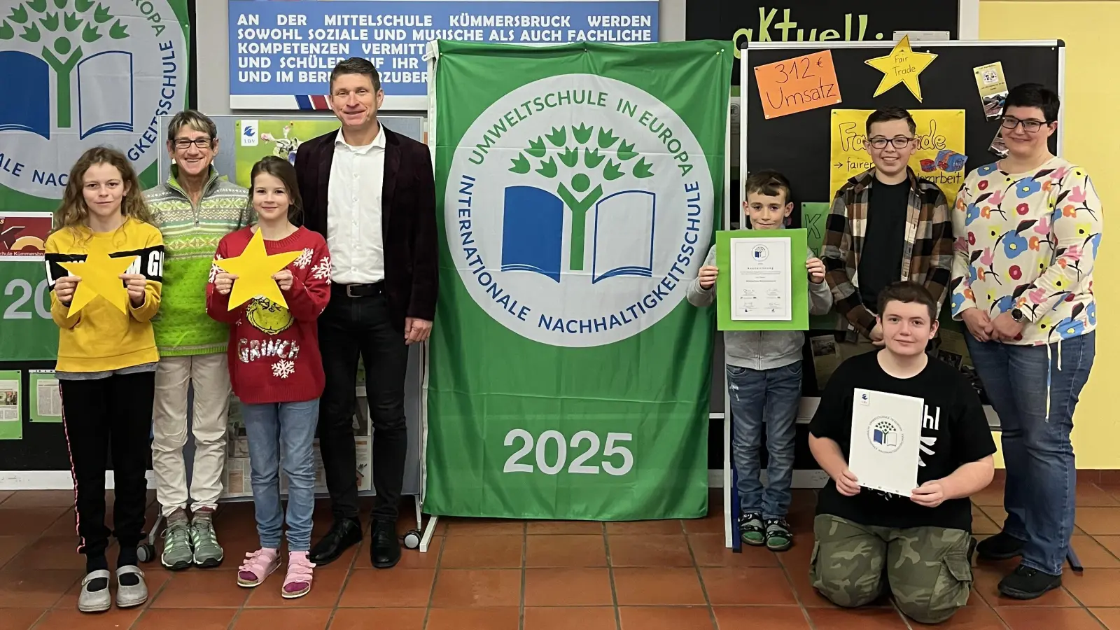 Schulleiter Florian Fuchs freut sich mit seinen Kolleginnen StRin (MS) Felicitas Berger, Lehrerin Rebekka Motz und den Schülerinnen und Schülern über die erneute Auszeichnung als Umweltschule. (Bild: Florian Fuchs)