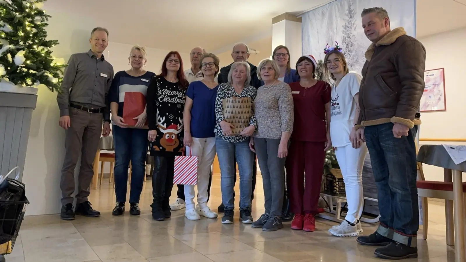 Mitarbeiterinnen und Mitarbeiter das Seniorenheimes mit Heimleiter Reuther (g. li.), Stadträtin Nastvogel (3. v. li.), Voritzender Giehl (hi. Mitte), MdL Bäumler (4. v.re), Stadtrat Brünnig (re.). (Bild: Frank Brünnig)