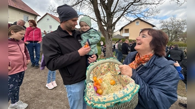 Mit einem großen Korb voller Süßigkeiten ging Gerda über den Spielplatz und verteilte Leckereien an die kleinen Gäste. Jedes Kind durfte sich eine Überraschung nehmen – strahlende Augen inklusive. (Bild: Roland Wellenhöfer)