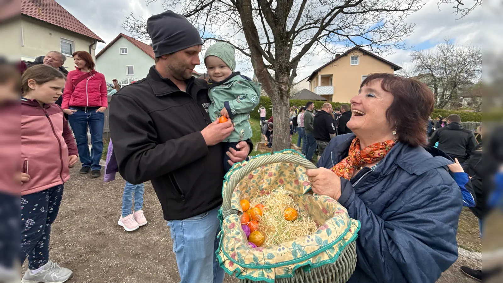 Mit einem großen Korb voller Süßigkeiten ging Gerda über den Spielplatz und verteilte Leckereien an die kleinen Gäste. Jedes Kind durfte sich eine Überraschung nehmen – strahlende Augen inklusive. (Bild: Roland Wellenhöfer)