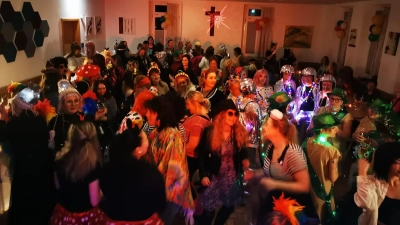 Gute Stimmung beim Weiberfasching im Gemeindesaal in Wurz (Bild: Irmgard Forster)