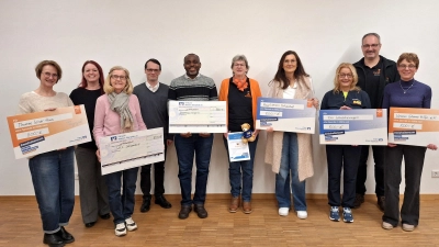 Die sechs Empfänger der diesjährigen Spendenübergabe gemeinsam mit dem Leitungsteam der Kolpingsfamilie Schwarzenfeld und Pfarrer Maximilian Moosbauer. (Bild: Wolfgang Lobinger)