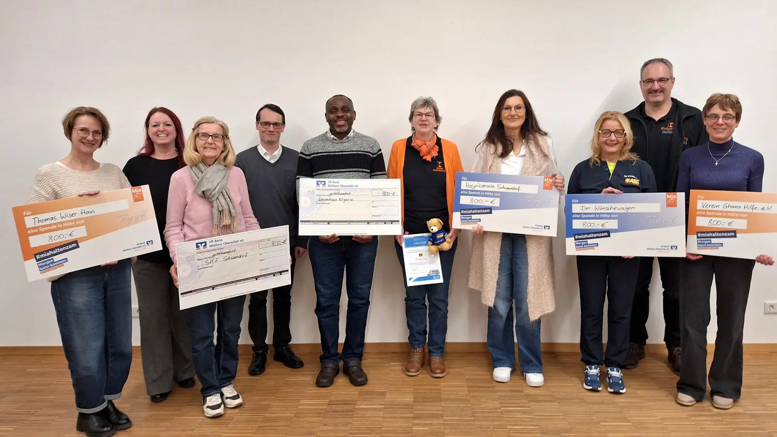 Die sechs Empfänger der diesjährigen Spendenübergabe gemeinsam mit dem Leitungsteam der Kolpingsfamilie Schwarzenfeld und Pfarrer Maximilian Moosbauer. (Bild: Wolfgang Lobinger)