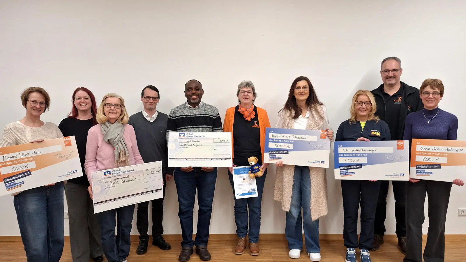Die sechs Empfänger der diesjährigen Spendenübergabe gemeinsam mit dem Leitungsteam der Kolpingsfamilie Schwarzenfeld und Pfarrer Maximilian Moosbauer. (Bild: Wolfgang Lobinger)