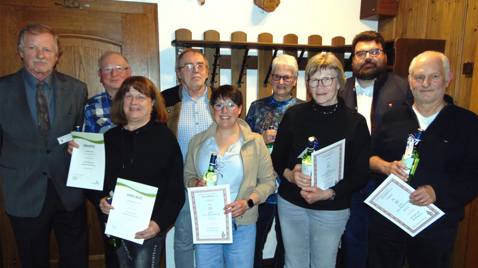  Zu 25 bzw. 30 Jahren Mitgliedschaft bei der Siedlergemeinschaft Feuerhof konnten der 1.Vorsitzende Klaus Frieser (li.) und Bürgermeister Stefan Frank (2. v. re.) gratulieren und mit Urkunden und Geschenken danke sagen.(fnk) (Bild: Anton Fenk)