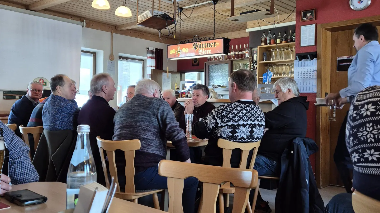 Voll besetzter Stammtisch. (Bild: Rebecca König)