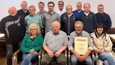 Die Vorstandschaft besteht bei der SpVgg Schirmitz aus: Vorne sitzend von links: Evi Lindner (Leiterin Gymnastikabt.), Siegfried Pautsch (1. Vorsitzender), neues Ehrenmitglied Thomas Horn (bisheriger Schriftführer), Daniela Thorn-Peetz (Leitung Fußball-Nachwuchs). 2. Reihe: Thomas Lindner (GRM, früherer Jugendleiter), Ferdl Grieger (Leiter Tennisabt.), Florian Bösl, Wolfgang Birner (Leitung Fußball-Nachwuchs), Stefan Bock (Kassier), Bernhard Renner (Ehrenmitglied) 3. Reihe: Reinhard Herrmann (bisheriger 2. Vorsitzender), Oliver Boehm (Leiter AH), Markus Dobmeier (Radsport), Christian Schieder (bisheriger Leiter Fußballabt.). (Bild: Reinhard Kreuzer)