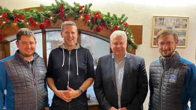 Von links: Johannes Grötsch (Bereitschaftsleiter Bergwacht Sulzbach-Rosenberg), Roman Berr (Bürgermeister Etzelwang), Richard Reisinger (Landrat Amberg-Sulzbach), Christian Kaula (stv. Bereitschaftsleiter Bergwacht Sulzbach-Rosenberg). (Bild: Silas Hämmerl)
