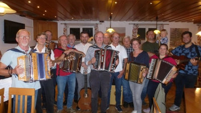 Mit volkstümlicher Musik in die Herzen der Gäste gespielt: Star unter den Mitwirkenden war der erst ei n Jahr alte Sohn Felix von Sophia Weber. (Bild: Siegfried Bock)