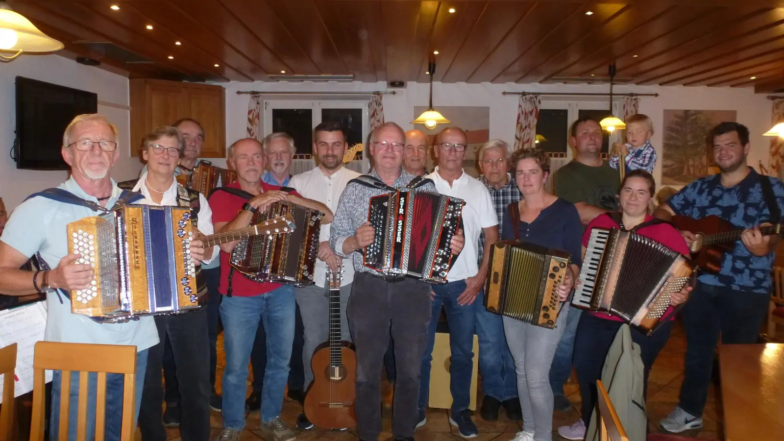 Mit volkstümlicher Musik in die Herzen der Gäste gespielt: Star unter den Mitwirkenden war der erst ei n Jahr alte Sohn Felix von Sophia Weber. (Bild: Siegfried Bock)