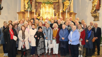 Vor 60 Jahren traten damals fast 100 Kinder zur Erstkommunion an den Tisch des Herrn. In einem Festgottesdienst erinnerten sich 43 ehemalige Kommunionkinder an dieses prägende Ereignis. (Bild: Ludwig Trottmann)