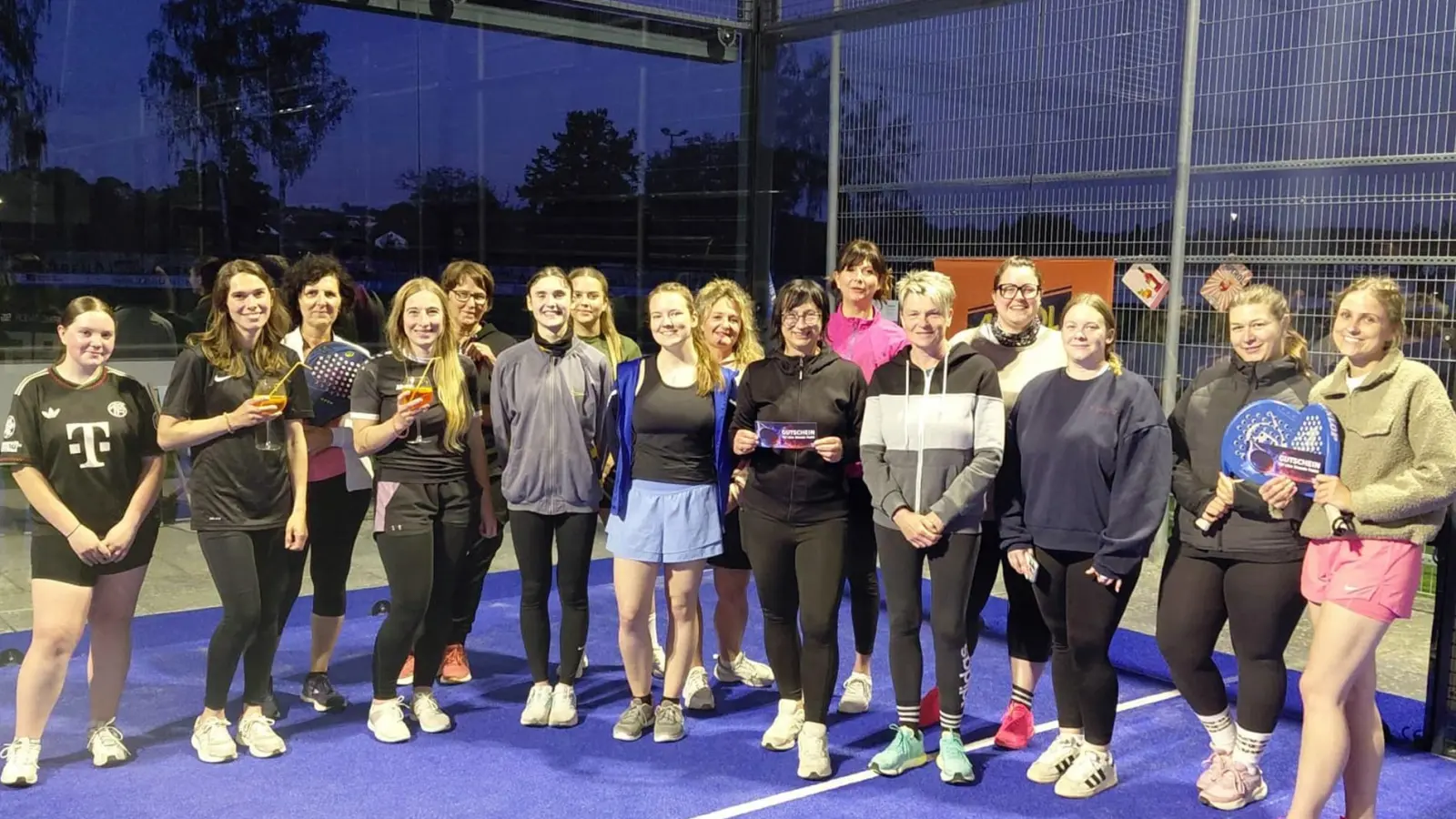 Die Teilnehmerinnen des ersten Ladies Night Padel -Turnier hatten am Riedener Sportplatz jede Menge Spaß (Bild: Peter Gattaut)
