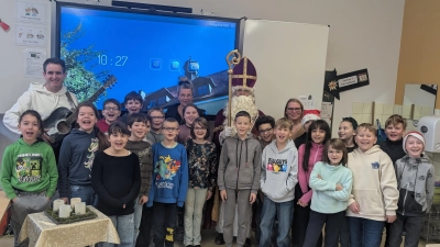 Viertklässler begrüßen den Nikolaus mit einem Lied. (Bild: Andrea Wolfram)