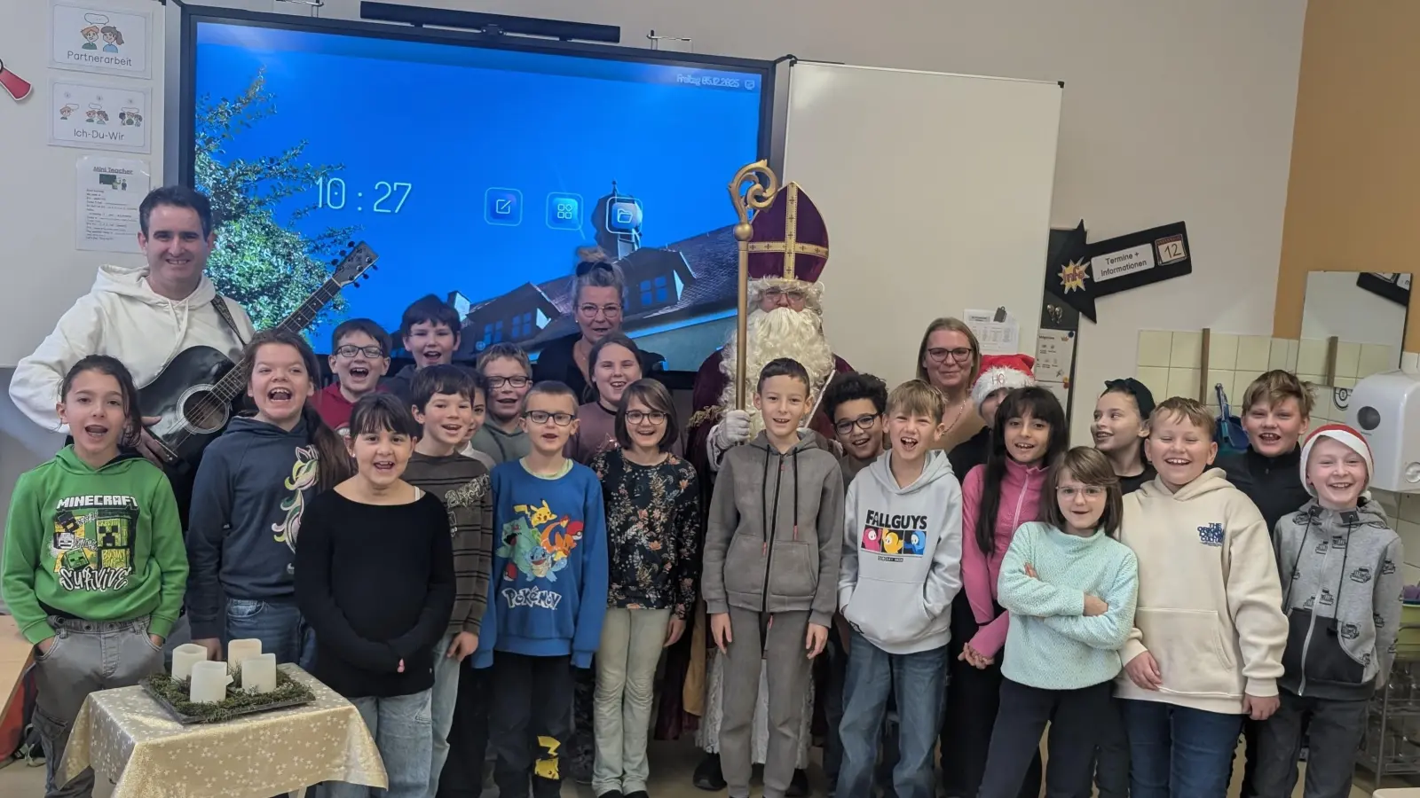 Viertklässler begrüßen den Nikolaus mit einem Lied. (Bild: Andrea Wolfram)