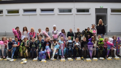 Klasse 1b; Klassenlehrerin Astrid Fasoldt. (Bild: Karin Gsödl)