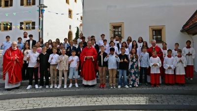 Domkapitular Martin Piller (Bildmitte) firmte in der Pfarrkiche St. Johannes der Täufer 37 Kinder. Den festlichen Gottesdienst feierten in Konzelepration Stadtpfarrer Hannes Lorenz (Vierter von rechts) und Ruhestandspfarrer Gottfried Rottner (links). (Bild: Sepp Ferstl)