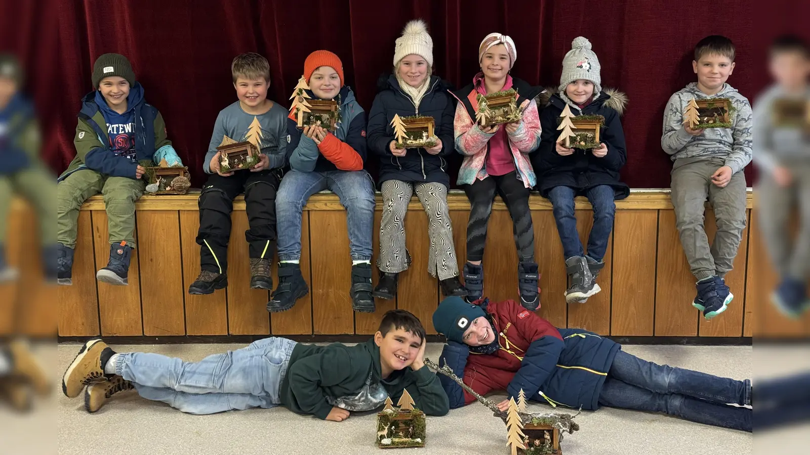 Stolz zeigen die Kinder ihre individuell gestalteten Krippen. (Bild: Natascha Kussin)