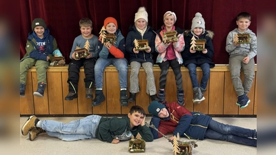 Stolz zeigen die Kinder ihre individuell gestalteten Krippen. (Bild: Natascha Kussin)