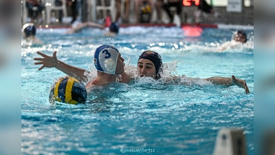 Denys Underberg verteidigt den Ball (Bild: Jonas Löffler )