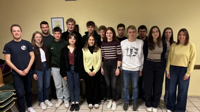 Die neue Vorstandschaft der KLJB Schmidgaden, 1. Vorsitzende Theresa Rewitzer (erste Reihe, Vierte v.r.), zusammen mit den Jugendbeauftragten der Gemeinde Schmidgaden Ramona Obendorfer und Martin Bauer.  (Bild: Florian Rewitzer )