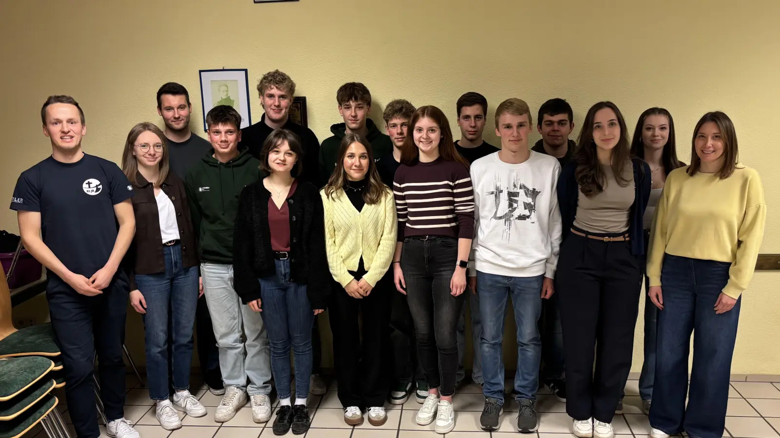 Die neue Vorstandschaft der KLJB Schmidgaden, 1. Vorsitzende Theresa Rewitzer (erste Reihe, Vierte v.r.), zusammen mit den Jugendbeauftragten der Gemeinde Schmidgaden Ramona Obendorfer und Martin Bauer.  (Bild: Florian Rewitzer )