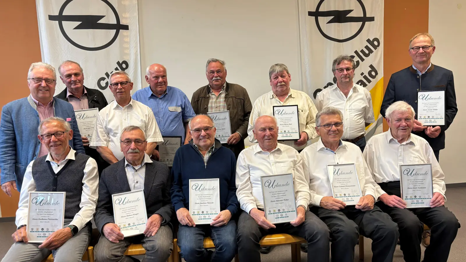 Gründungsmitglieder und langjährige Mitglieder des Opel Club Schönhaid beim Ehrenabend. Bürgermeister Toni Dutz sowie Vorstand Tino Kaiser und Ralf Strobl überreichten Urkunden. (Bild: Carmen Kirchner)