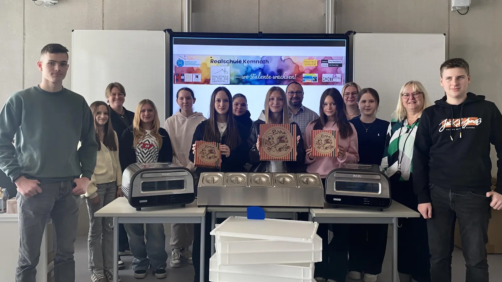 Durch die Anschaffung von zwei Pizzaöfen und weiterem Equipment wurde die Grundlage für den neuen schulischen Pizzastand geschaffen, der bald Premiere feiert. (Bild: Maria Busch)