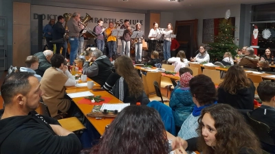 Zahlreiche musikalische Beiträge sorgten für ein paar besinnliche Stunden in der weihnachtlich geschmückten Aula der Dr.-Eisenbarth-Mittelschule. (Bild: Susanne Gschrey)