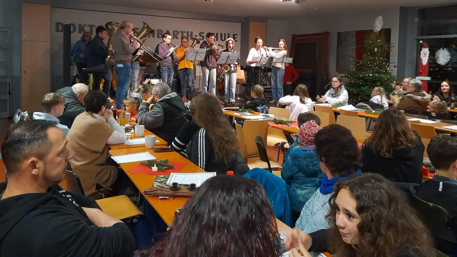 Zahlreiche musikalische Beiträge sorgten für ein paar besinnliche Stunden in der weihnachtlich geschmückten Aula der Dr.-Eisenbarth-Mittelschule. (Bild: Susanne Gschrey)