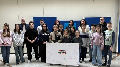 Starkes Zeichen gegen Rassismus und für Courage: Vertreter der Schülerschaft, Rektorin Silke Schmid, Bürgermeister Richard Tischler und Lehrkraft Oliver Fröhlich mit der Unterschriftenliste. (Bild: Jasmin Ulrich)