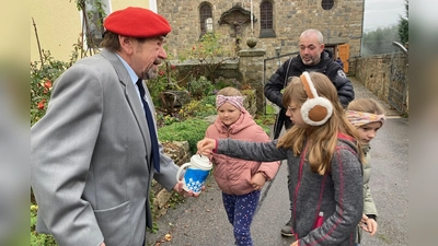 Auch schon die Kleinsten leistenden ihren Beitrag für die Sammelbüchse, die ihnen Walter Imbs freudig bereit hielt. (Bild: Sieglinde Schärtl)