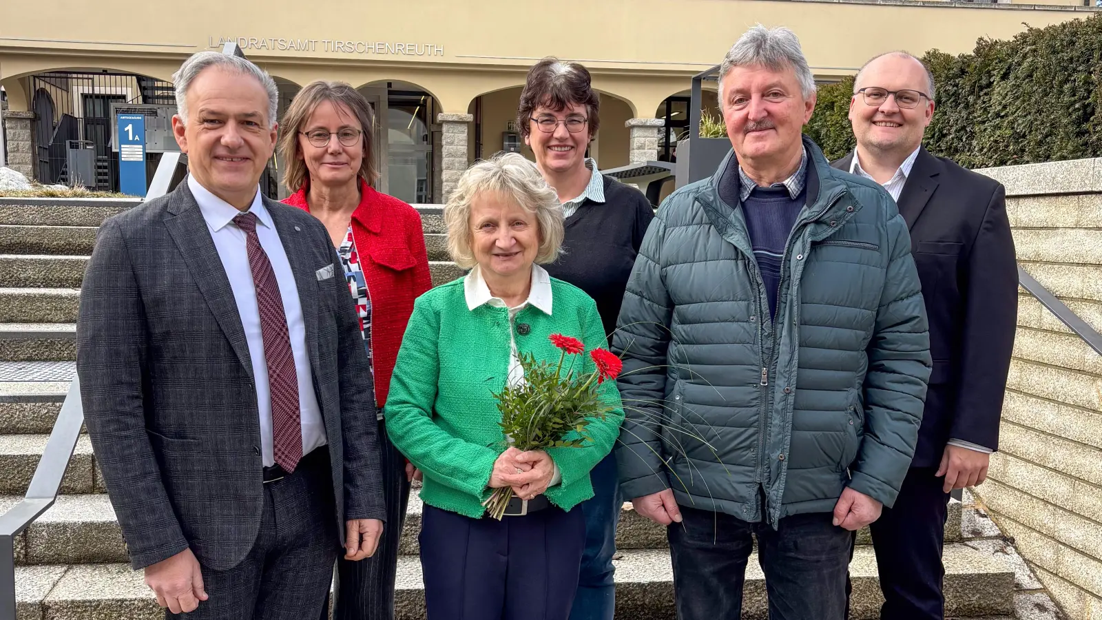 Von links: Landrat Roland Grillmeier, Personalleiterin Inge Üblacker, Claudia Massenbichler, Jakob Gallersdörfer, Büroleiter des Landrats: Wolfgang Fenzl.  (Bild: Dominik Göhl)