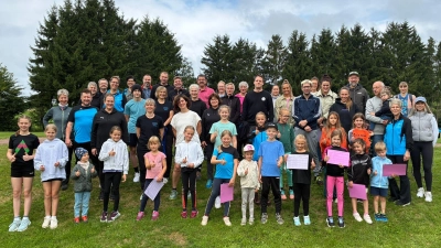 Alle aktiven Sportler, zahlreiche Helfer und Zuschauer des TSV Pechbrunn Groschlattengrün e.V. waren sehr zufrieden mit dem gelungenen Sporttag und den erreichten Leistungen. (Bild: Beate Hilpert)
