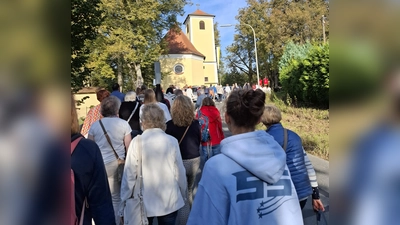 Wallfahrer aus den Pfarreien St. Georg, Neustadt, und Heilige Familie, Altenstadt/WN, erreichen gemeinsam die Mutter-Anna-Kirche auf dem Mühlberg  (Bild: Ernst Wawra)