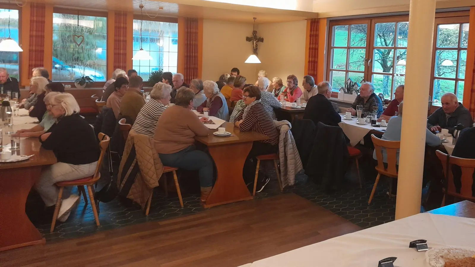 Zahlreiche Teilnehmer beim Kaffeeklatsch im Gasthof 'Zum Deutschen Eck' (Bild: Fritz Lindmeier)