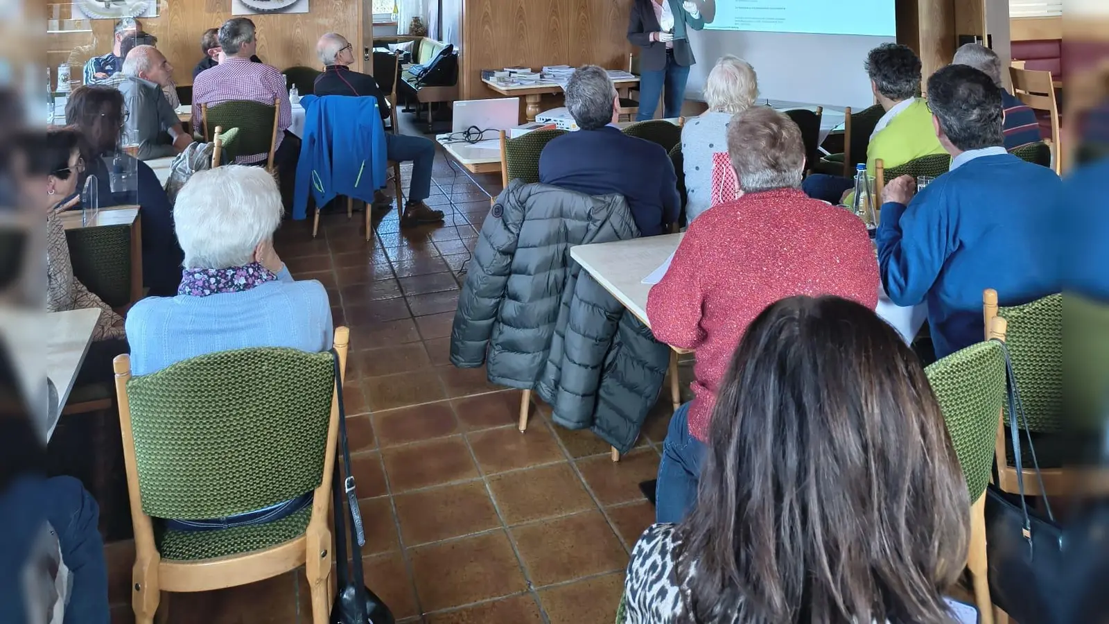 reges Interesse am Vortrag von Christina Franz zu Betrugsmaschen in Edelsfeld  (Bild: Inge Behringer )