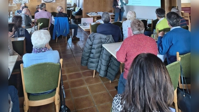 reges Interesse am Vortrag von Christina Franz zu Betrugsmaschen in Edelsfeld  (Bild: Inge Behringer )