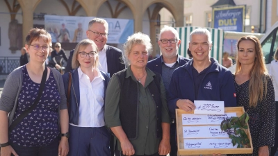 Oberbürgermeister Michael Cerny, Angelika Hüttner, die Vorsitzende des Amberger Bauernmarktes (3. und 4. von links) und der städtische Marktverantwortliche Lothar Thumbeck (2.v.r.) freuten sich den Bewohnerinnen und Bewohnern der Amberger Seniorenheime eine Freude bereiten zu können. (Bild: Sibylle Sandner)