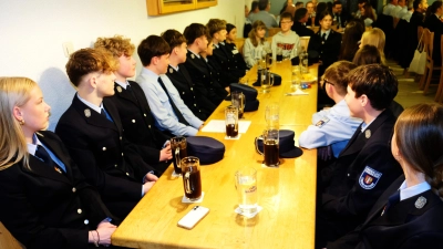 Die Tremmersdorfer Wehr baut auf einen starken Nachwuchs. Mit der Neuaufnahme von 5 Jugendlichen bilden nunmehr 21 junge Leute eine starke Gemeinschaft und sind Hoffnungsträger für die Zukunft der Dorffeuerwehr.  (Bild: Robert Dotzauer)