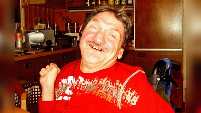 Bilder von Fußmaler Günther Holzapfel (1942 - 2019) werden demnächst im Kunsthaus Waldsassen sowie in der Basilika Waldsassen gezeigt. Initiiert hat die Präsentation Andreas Sagstetter. Der Waldsassener Kirchenmusiker stammt wie Holzapfel aus Steinburg bei Hunderdorf und war mit ihm befreundet.  (Bild: Familie Holzapfel)